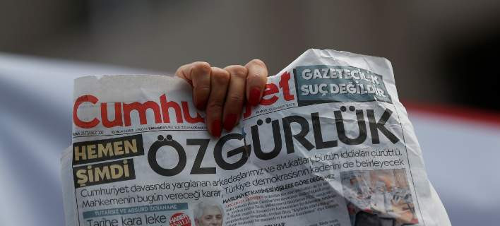 Τουρκία: Αποφυλακίστηκαν επτά συνεργάτες της εφημερίδας Cumhuriyet – Μετά από 8 μήνες